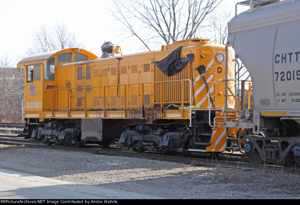 RLCX 1063 pulls the cut to the south end of the yard to clear the switch